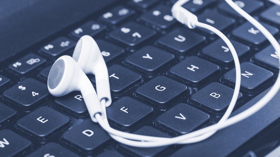 Audífonos sobre un teclado de computadora