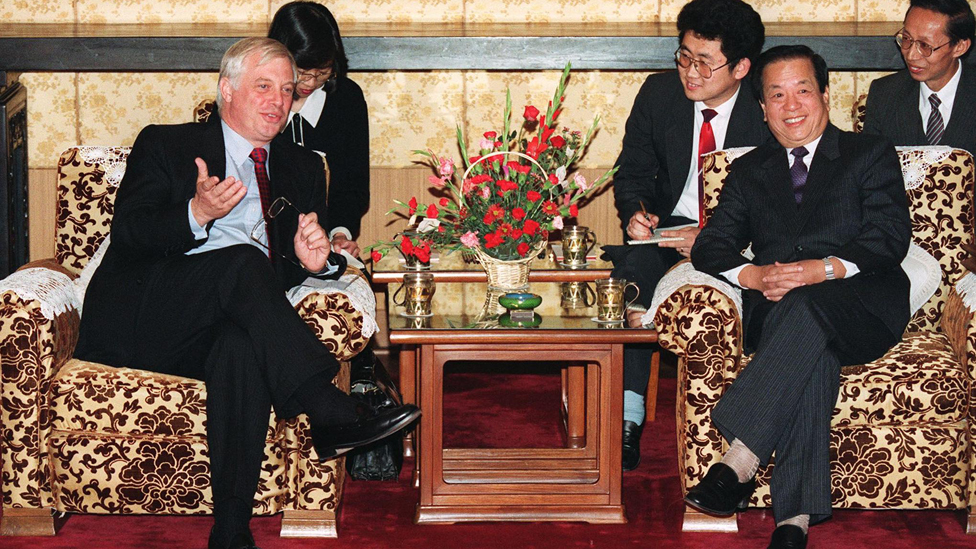 錢其琛（右）在北京接見彭定康（左）（20/10/1992）