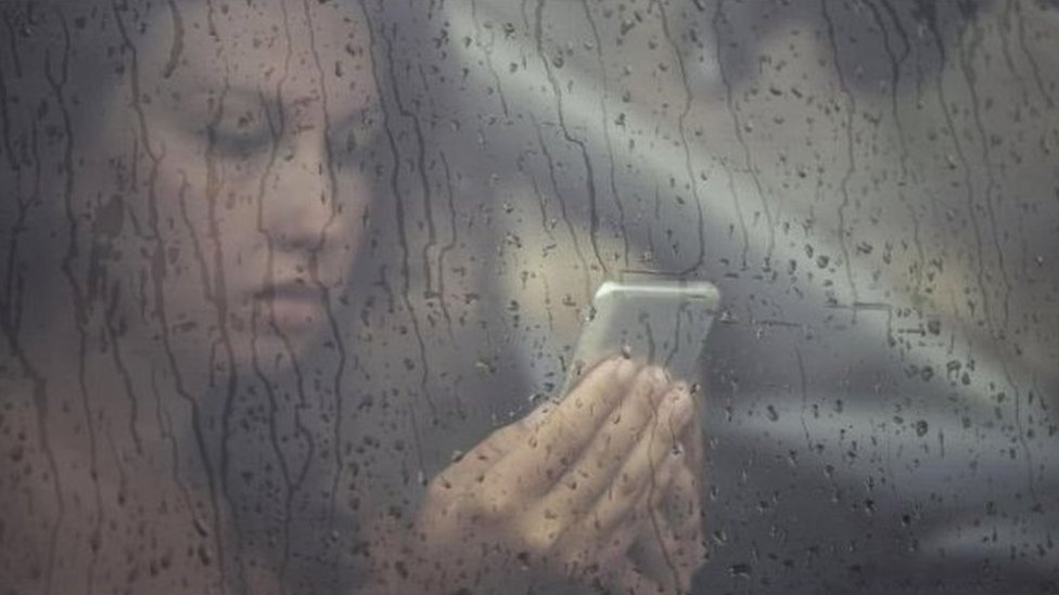 Ijtimoiy tarmoqlardan yalangoch rus qizlari suratlari