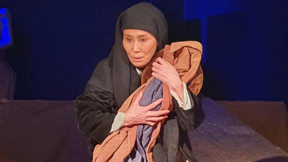 Аяқ саусақтарының сексуалды порносы Күйеуі оны сиқыған кезде жалайды