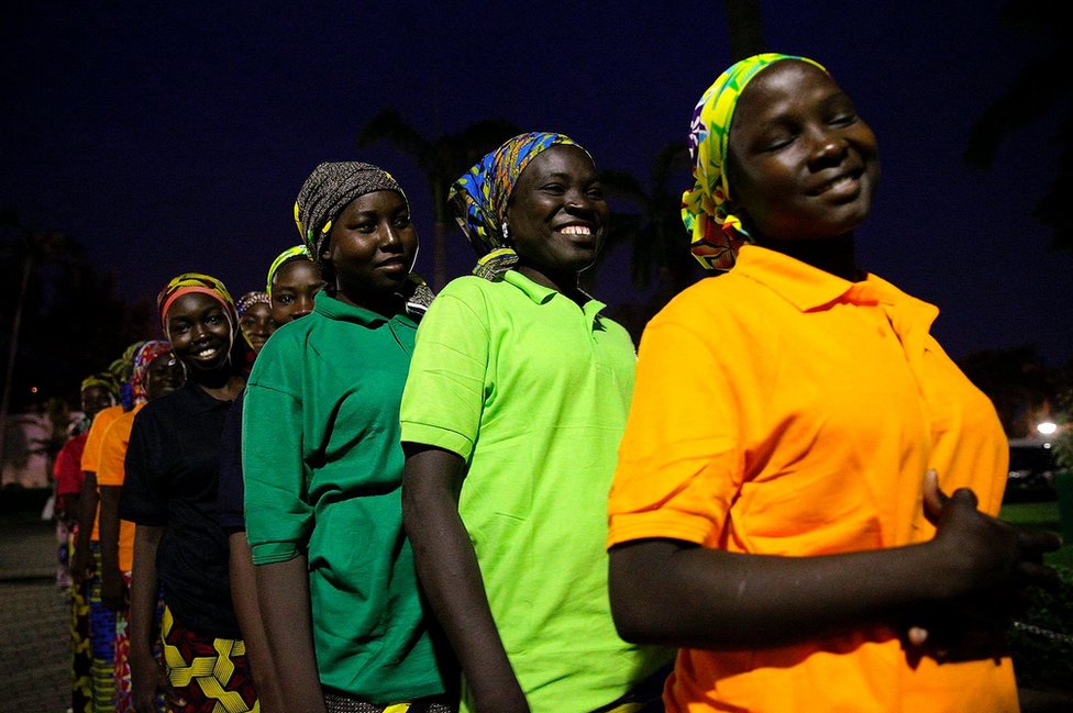 Algunas de las 83 niñas liberadas de la escuela de Chibok antes de su encuentro con el presidente de Nigeria.