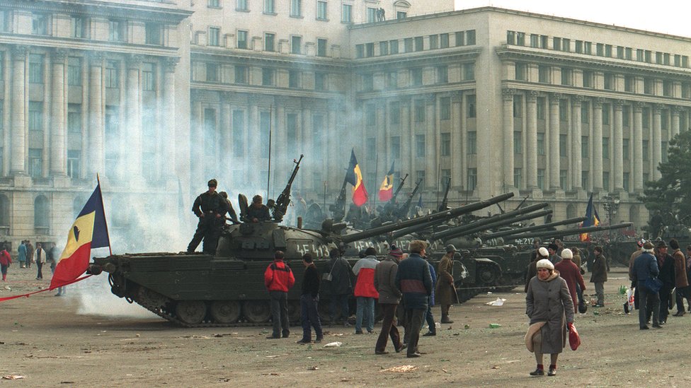 Tanques a las puertas del edificio gubernamental en Bucarest.
