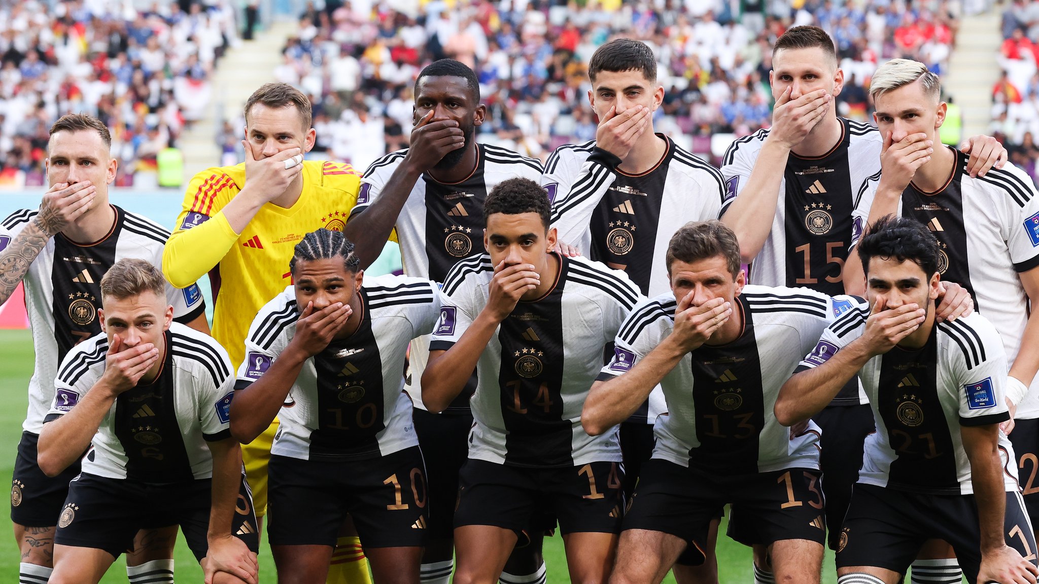 2022年サッカーW杯】 ドイツ代表、口を手で覆って撮影 FIFAの警告に