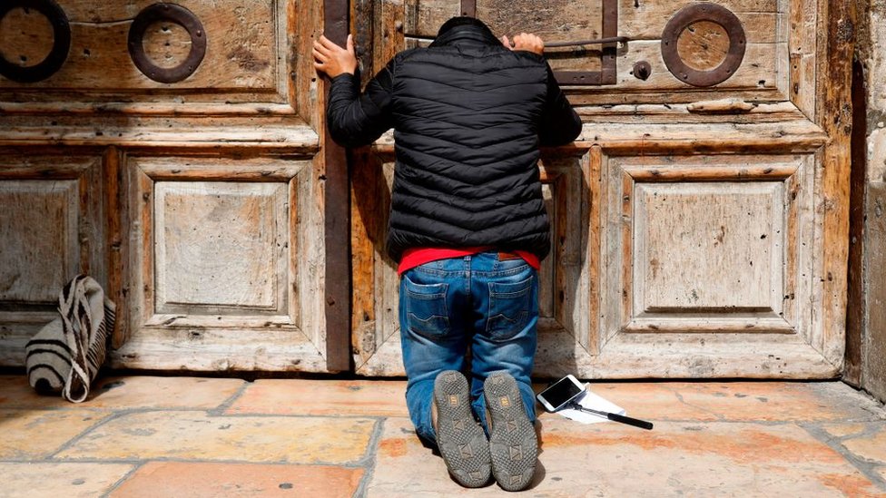 Un peregrino en la puerta de la Basílica del Santo Sepulcro