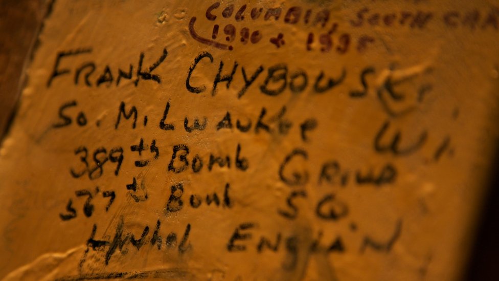 Lavenham pub's WW2 servicemen signatures attract descendants - BBC