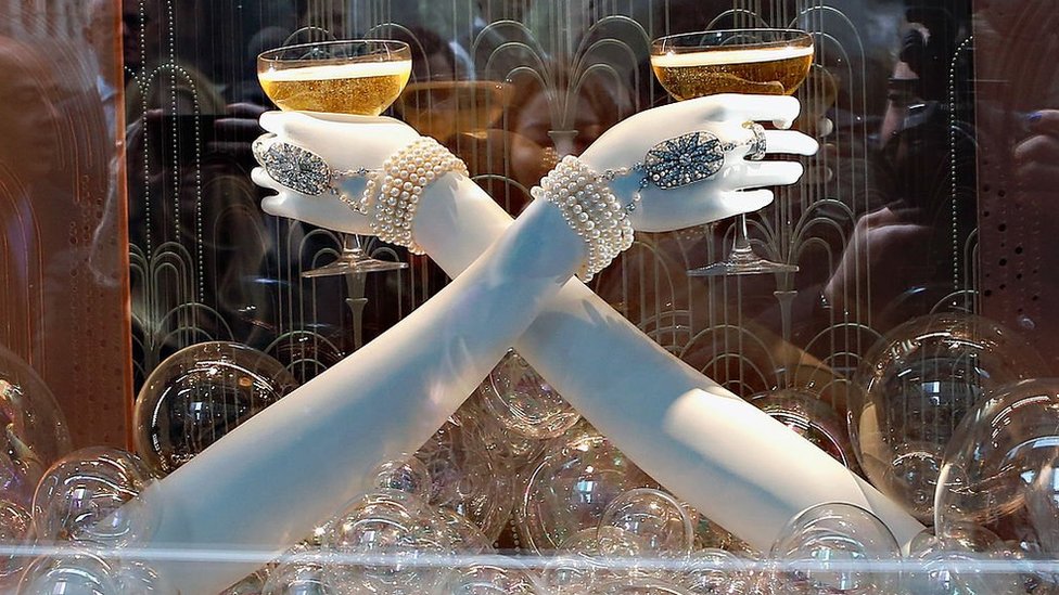 El grupo de Louis Vuitton, Dior y Givenchy fabrica gel