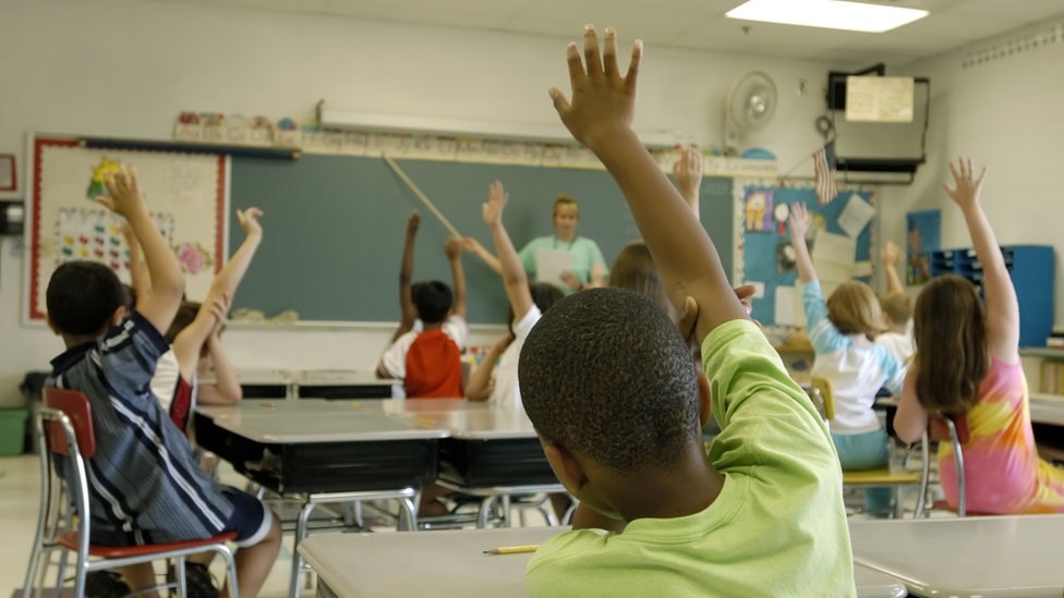La evaluación debe estar incorporada al aprendizaje, de modo que los niños ni siquiera se den cuenta de que están siendo examinados. Clase
