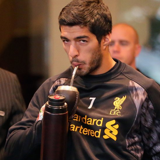 Suárez tomando mate.