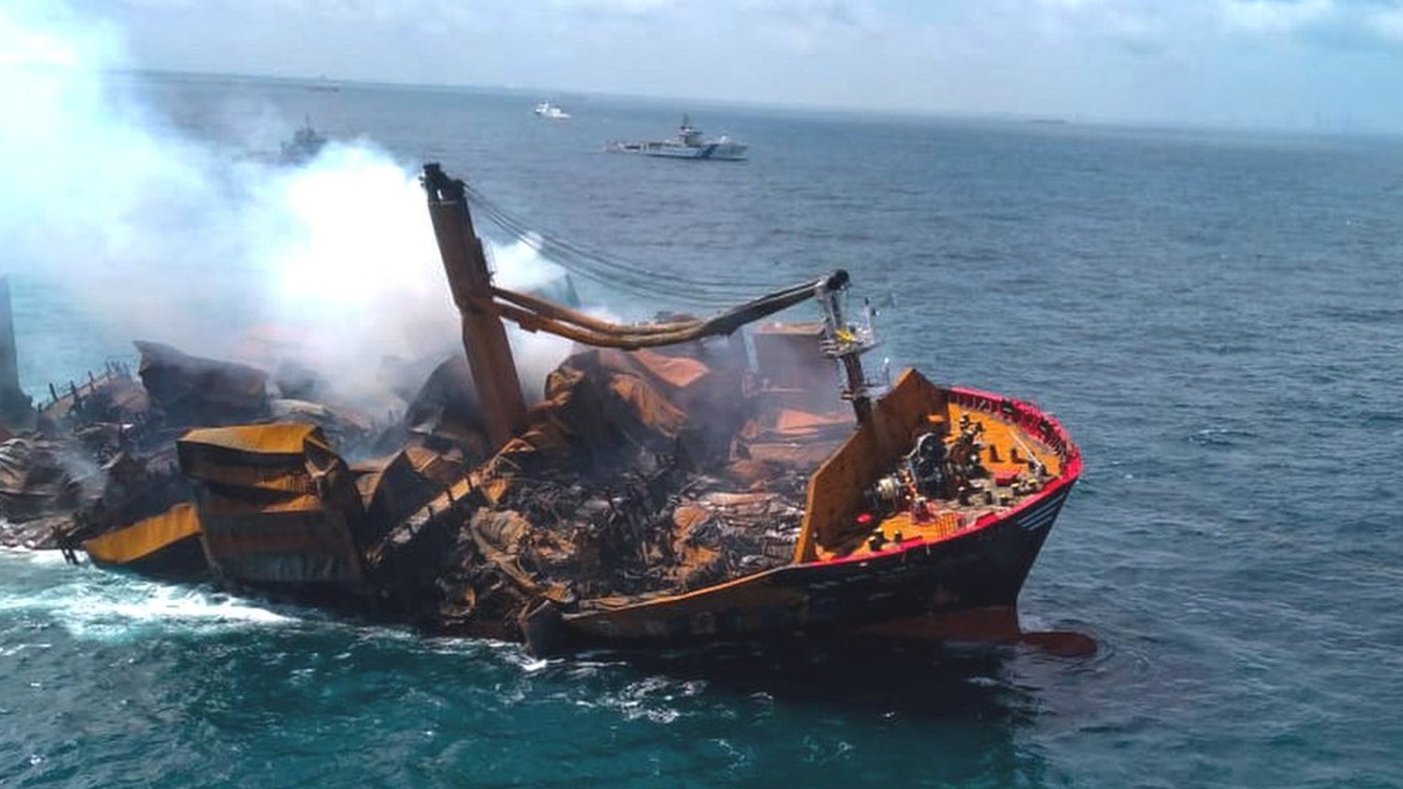スリランカ沖でコンテナ船、火災後に沈み出す 燃料流出の懸念 - BBC