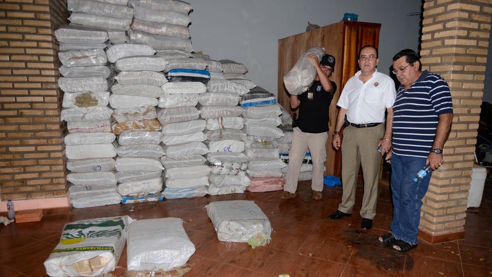 Policías paraguayos abriendo los sacos con billetes venezolanos.