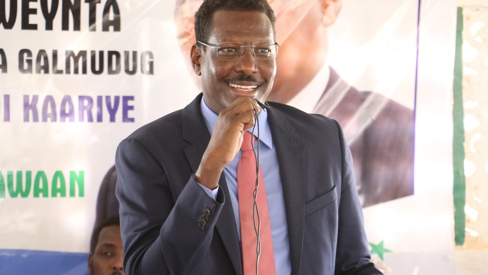 Qattiq koylaklardagi seksual dumbalar