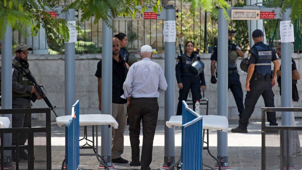 Detectores de metales y soldados israelíes.