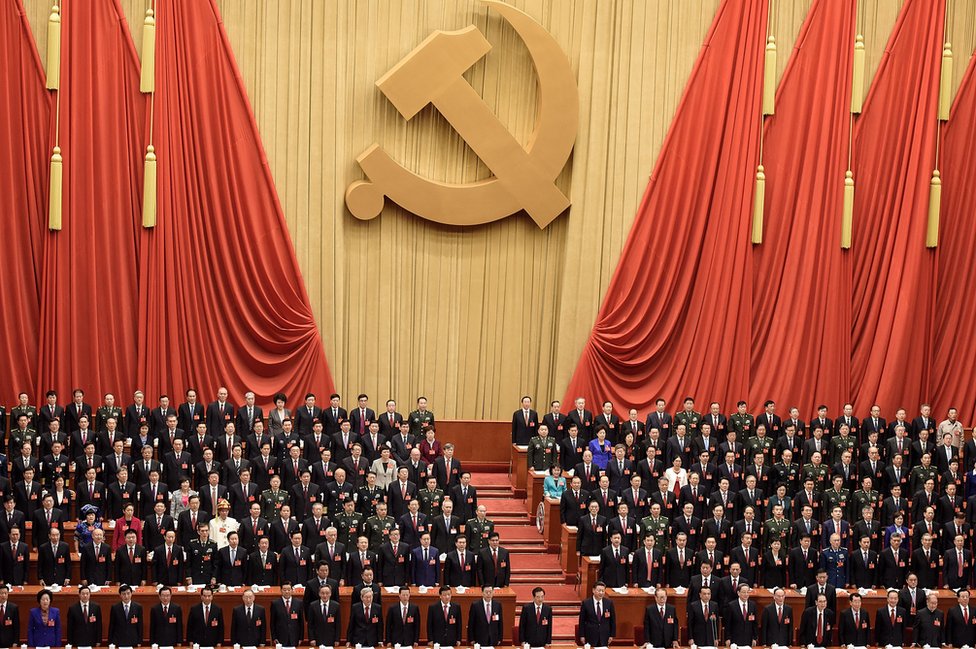 El congreso del Partido Comunista chino tiene más de 2.000 delegados. Asistentes al congreso bajo una enorme hoz y martillo