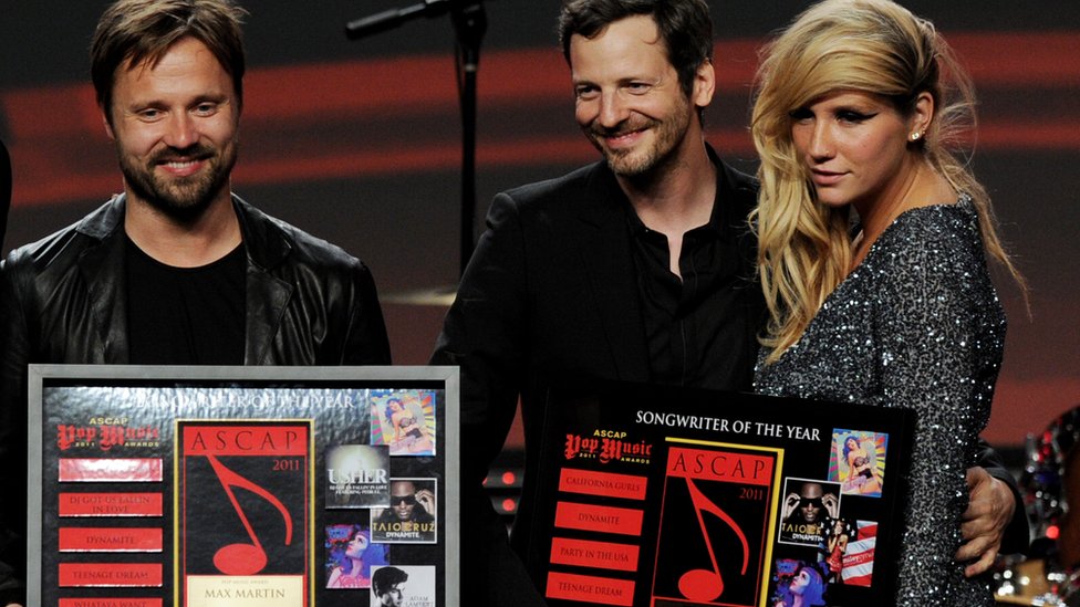 Max Martin, Lukasz "Dr. Luke" Gottwald y la cantante Kesha posan en el escenario de los premios ASCAP de la música pop en 2011.