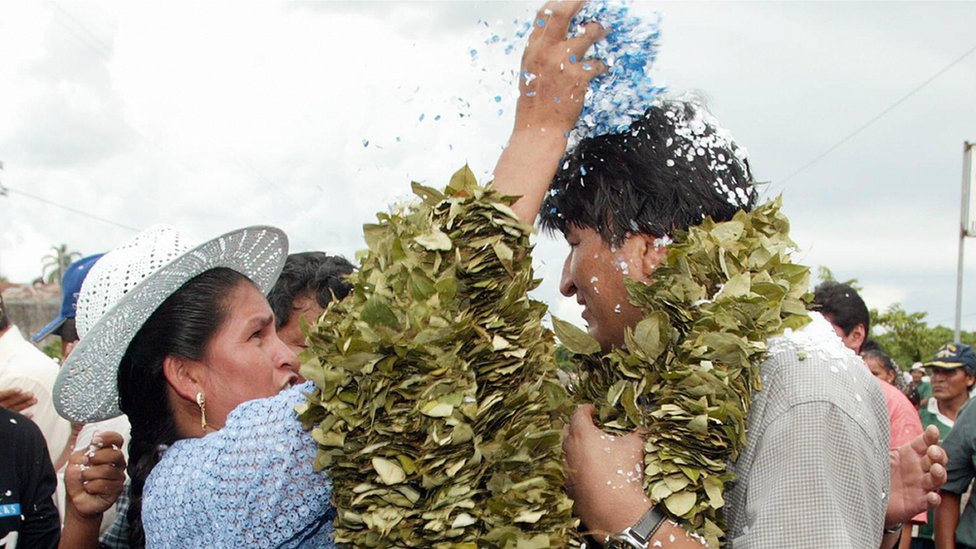Una mujer arroja confeti sobre Evo Morales