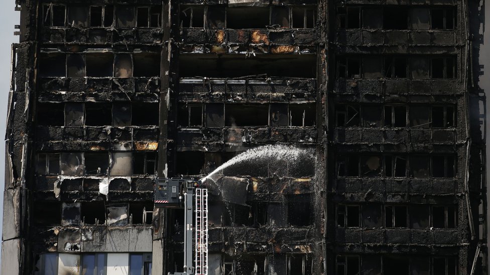 Los vehículos de los bomberos solo alcanzaban menos de la mitad del edificio. Bomberos intentan sofocar el fuego