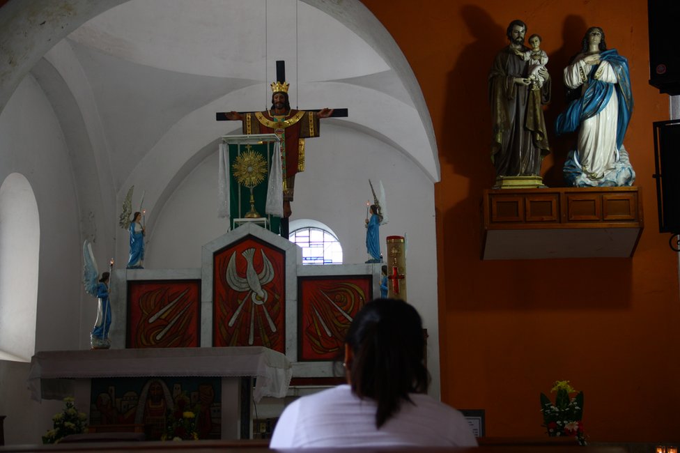 Mujer sentada en la iglesia de Tapachula, Chiapas, México. (Foto: Leire Ventas)