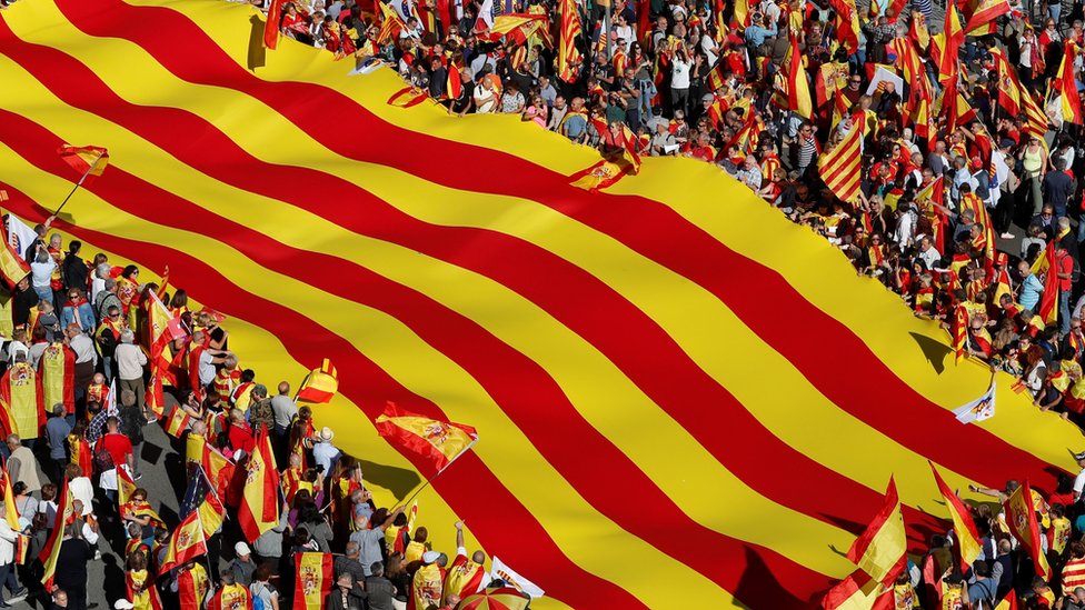 Catalonia independence: 300,000 attend Barcelona pro-Spain rally