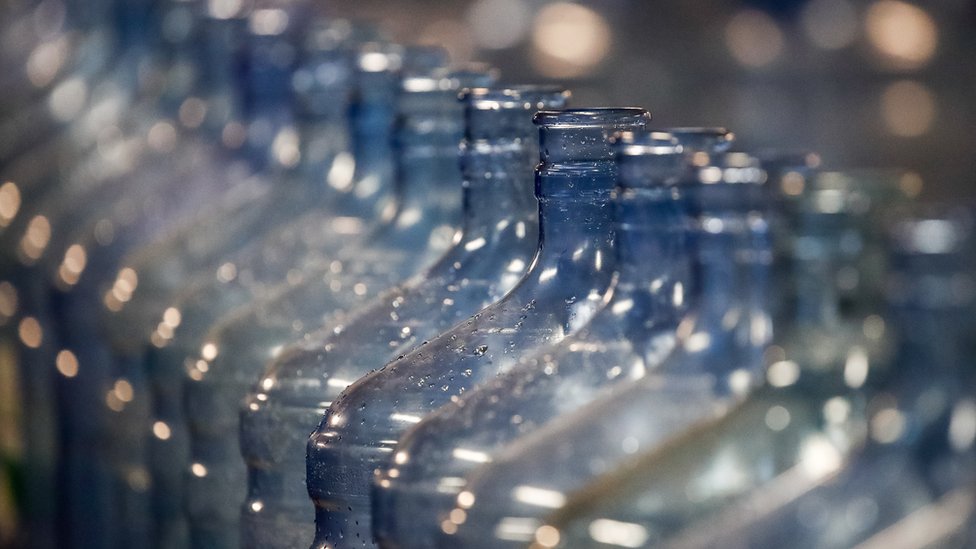 Por cada REBO que bebes recogemos una de plástico de los océanos Azul Marino Registra el agua que bebes y te ayuda a mantenerte hidratado REBO Botella de Agua Inteligente