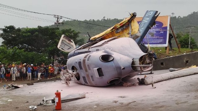 BREAKING NEWS: Helikopter jatuh, pilot dan penumpang luka, seorang warga dilaporkan tewas tertimpa