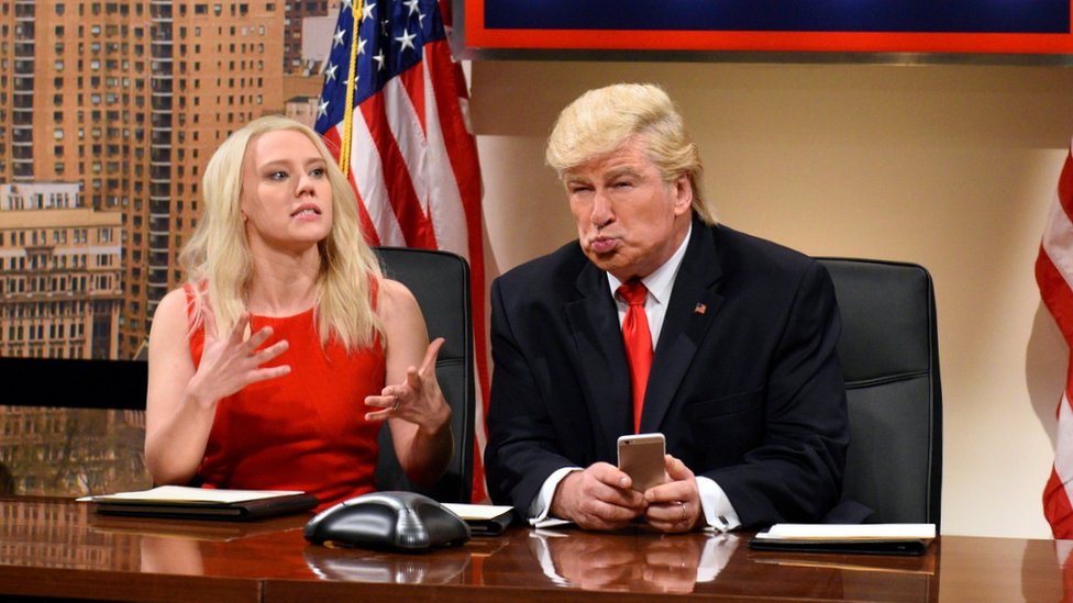 Kate McKinnon como Kellyanne Conway y Alec Baldwin como Donald Trump en el programa