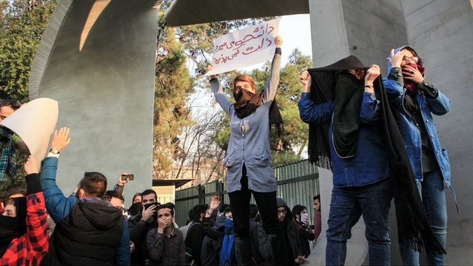 متظاهرون في جامعة طهران 30/12/2017