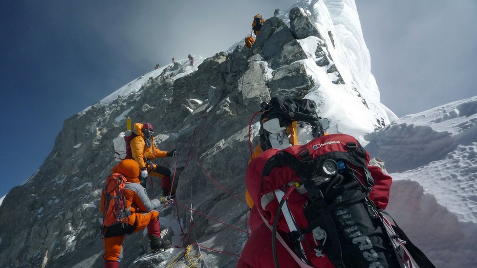 エベレストで酸素ボンベの盗難相次ぐ 登山者に命の危険も - BBCニュース