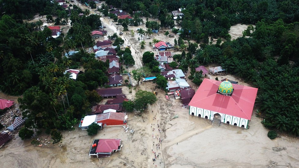 Sempat Surut, Kampung Makassar Kembali Terendam Banjir Malam Ini !FULL! _113474614_antarafoto-banjir-bandang-masamba-150720-abhe-4