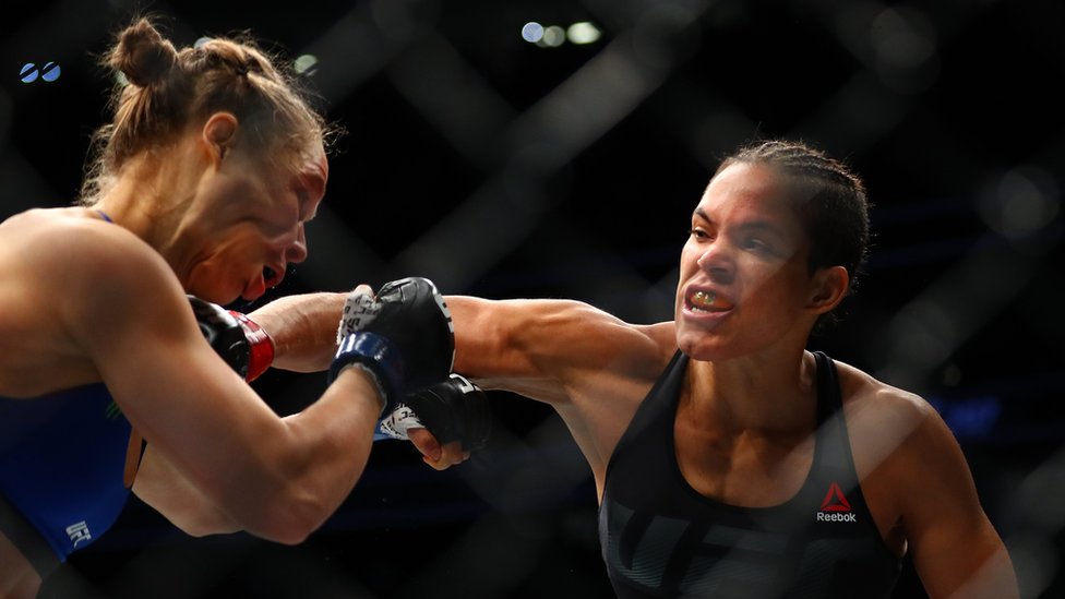 Rousey recibe un golpe de Nunes