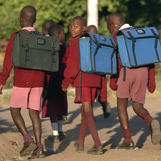 Niños yendo a la escuela en Zimbabue