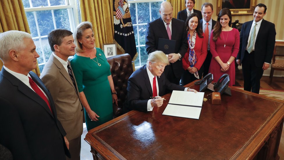 ترامب في المكتب البيضاوي مع عدد من مساعديه