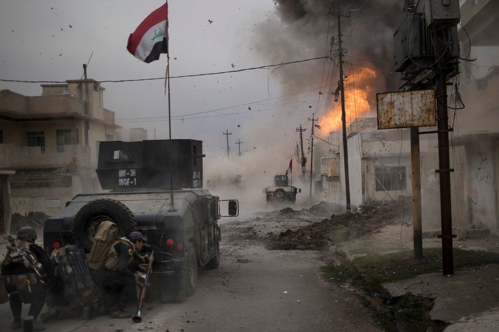 سيارة مفخخة تنفجر بالقرب من مركبات للقوات العراقية الخاصة في الموصل (2016)