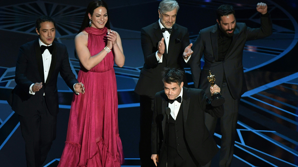 El director y elenco de 