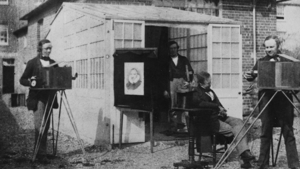 Estudio de Fox Talbot. Él con 3 hombres más trabajando.
