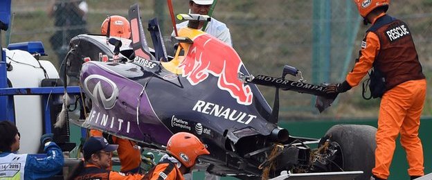 Daniil Kvyat crashes