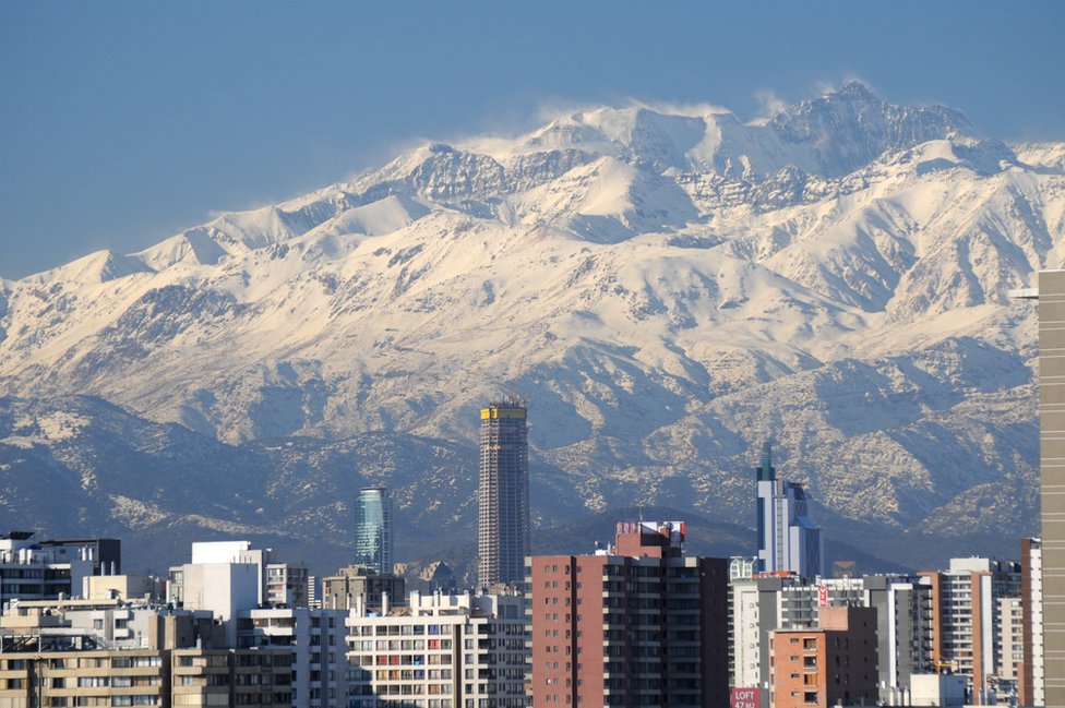 Santiago con los Andes nevados detrás.
