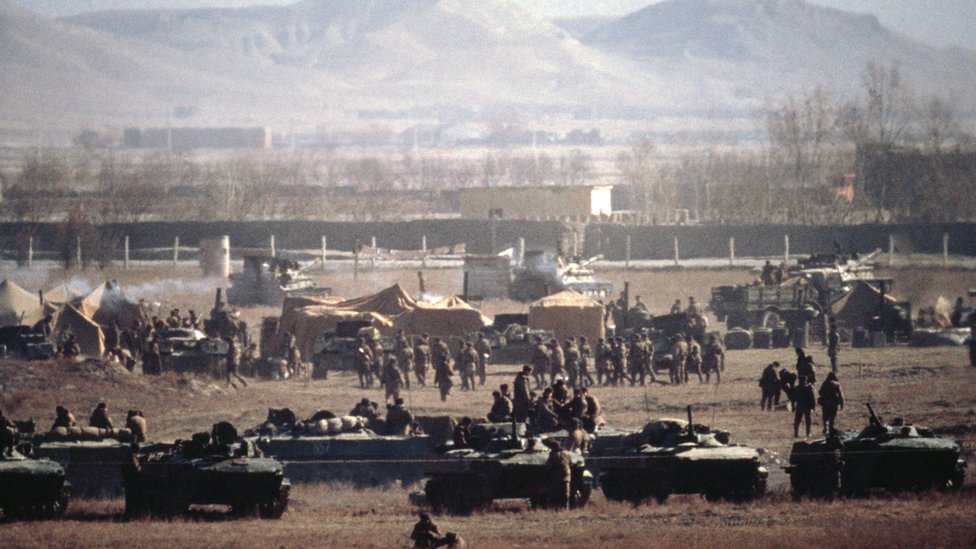 Silviya Sentni sikayotgan ikki kishining porno videosi. Studiyada erotik rasmlar