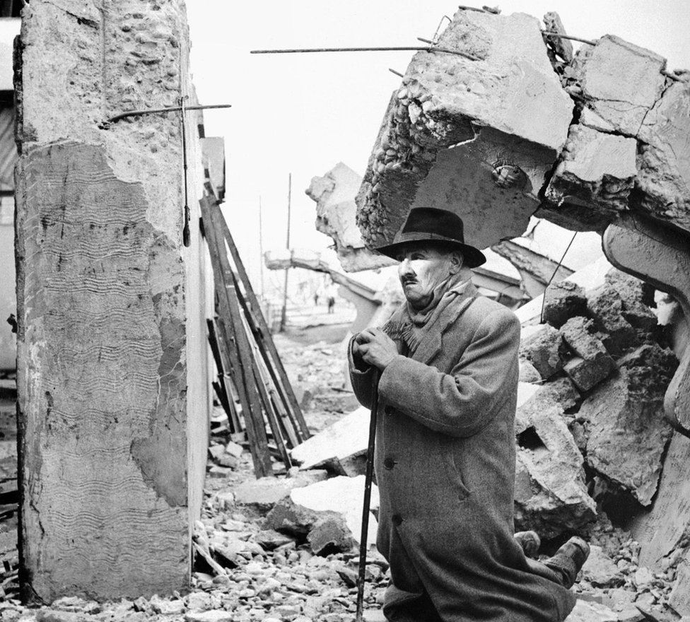 Un hombre reza entre ruinas del terremoto de Valdivia, Chile, en 1960