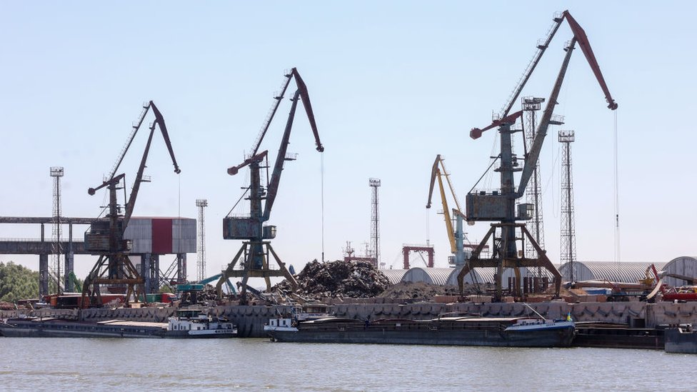 Кремль продолжает использовать еду как оружие. Украина, США и ООН осуждают  обстрел морского порта Одессы - BBC News Русская служба