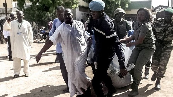 Security forces use blanket to transport victims of Wednesday's attacks in Maroua 22/07/2015