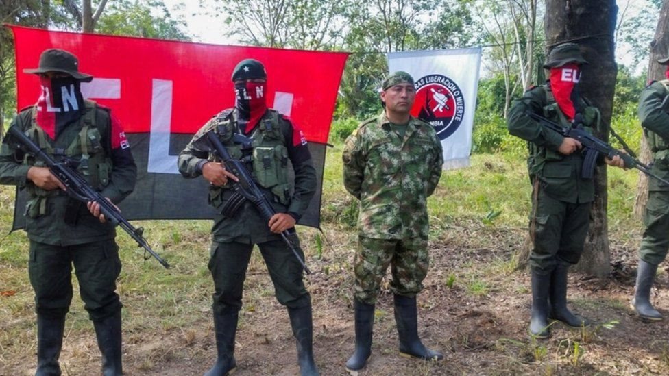 الحكومة الكولومبية تبدأ محادثات سلام مع حركة جيش التحرير الوطني المتمردة