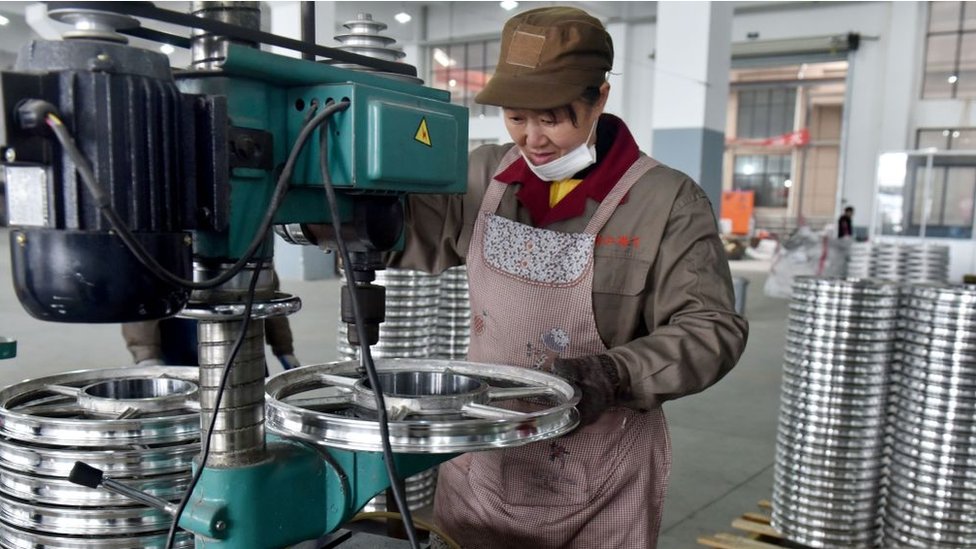 عاملة في مصنع دراجات في الصين