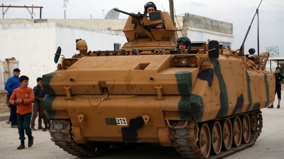 Un tanque turco avanza en la frontera Bab al-Salamah, en el norte de Aleppo, Siria.