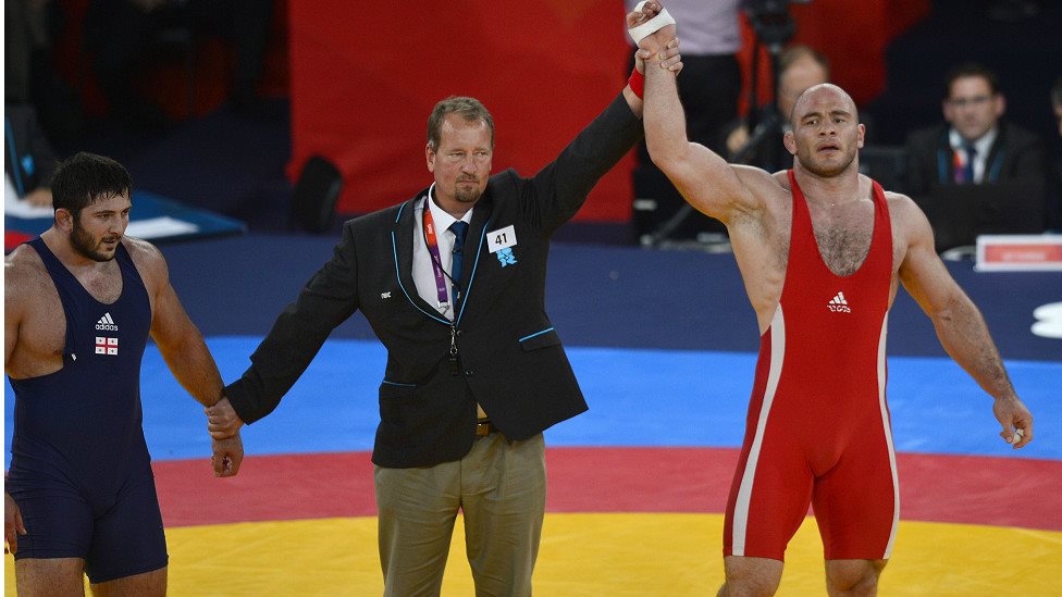 Koz yoshlari va qichqiriqlar porno Mrisa qayin bogida mushukini porlayapti