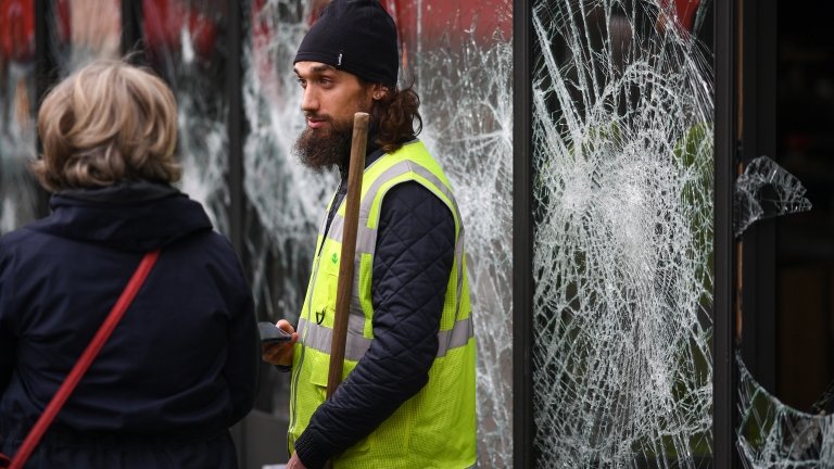 Yellow vest protests: Macron to hold crisis meeting