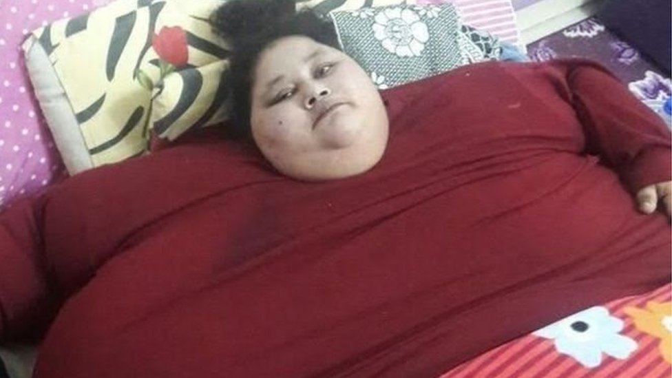 Bolalar bilan jinsiy aloqa: 9 yoshli qiz va 9 yoshli bola Ular uni eshakda sikishadi va u siyishadi