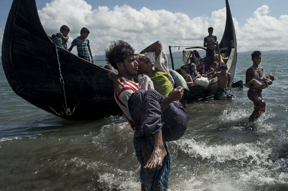 Refugiados llegan por mar a Bangladesh.