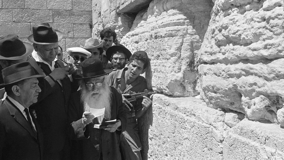 Un grupo de judíos rezan junto al Muro de los Lamentos.