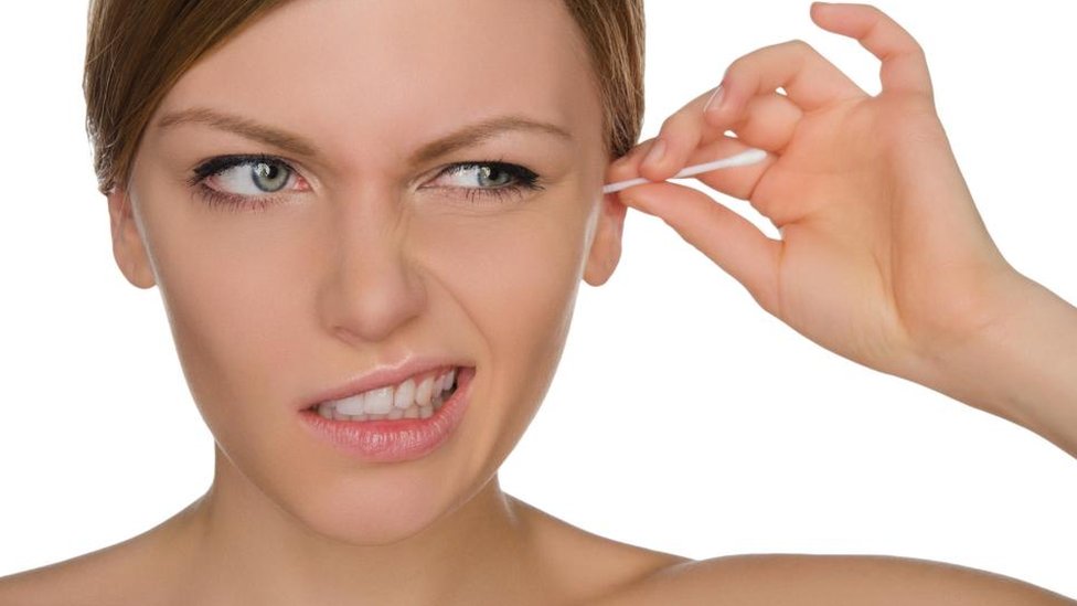 Honestidad chorro Aceptado Por qué es peligroso limpiarse los oídos con bastoncitos y cómo debe  hacerse correctamente? - BBC News Mundo