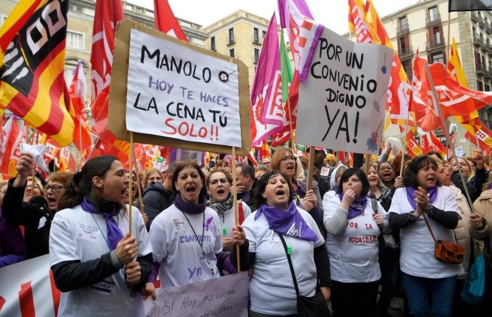 Manifestantes con un cartel que dice 